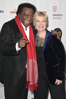 Roberto Blanco und Birgit Lechtermann bei der Verleihung der Goldenen Sonne 2023 während der Sonnenklar.TV Gala im Wunderland Kalkar. Kalkar, 22.04.2023