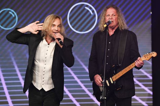 Tim Wilhelm und Aron Strobel von Münchener Freiheit bei der Verleihung der Goldenen Sonne 2023 während der Sonnenklar.TV Gala im Wunderland Kalkar. Kalkar, 22.04.2023
