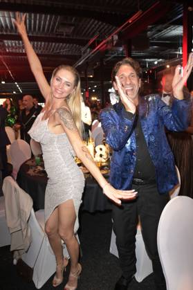 Natascha Jasmin Beil und Falk-Willy Wild bei der Verleihung der Goldenen Sonne 2023 während der Sonnenklar.TV Gala im Wunderland Kalkar. Kalkar, 22.04.2023