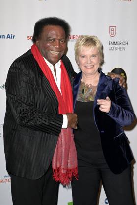 Roberto Blanco und Birgit Lechtermann bei der Verleihung der Goldenen Sonne 2023 während der Sonnenklar.TV Gala im Wunderland Kalkar. Kalkar, 22.04.2023