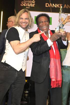 Tim Wilhelm von Münchener Freiheit und Roberto Blanco bei der Verleihung der Goldenen Sonne 2023 während der Sonnenklar.TV Gala im Wunderland Kalkar. Kalkar, 22.04.2023