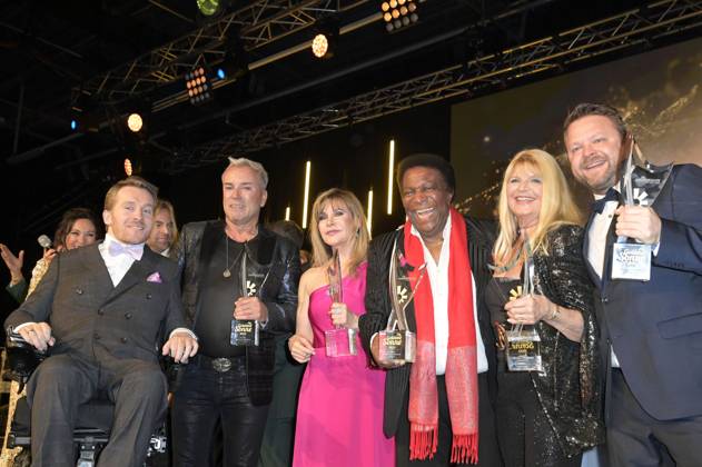 Samuel Koch, Uwe Kröger, Deborah Sasson, Roberto Blanco und Marlene Charell bei der Verleihung der Goldenen Sonne 2023 während der Sonnenklar.TV Gala im Wunderland Kalkar. Kalkar, 22.04.2023