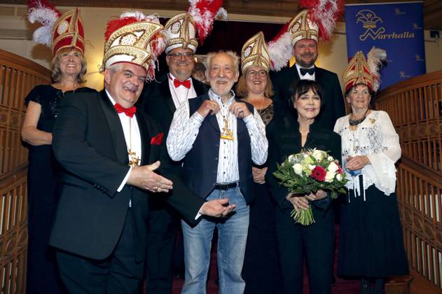 Bilder des Jahres 2023, Entertainment 04 April Entertainment Themen der Woche KW16 Günther Grauer, Dieter Hallervorden und Simone Rethel bei der Verleihung vom Karl-Valentin-Orden nach der Vorstellung im Schlosspark Theater. Berlin, 22.04.2023