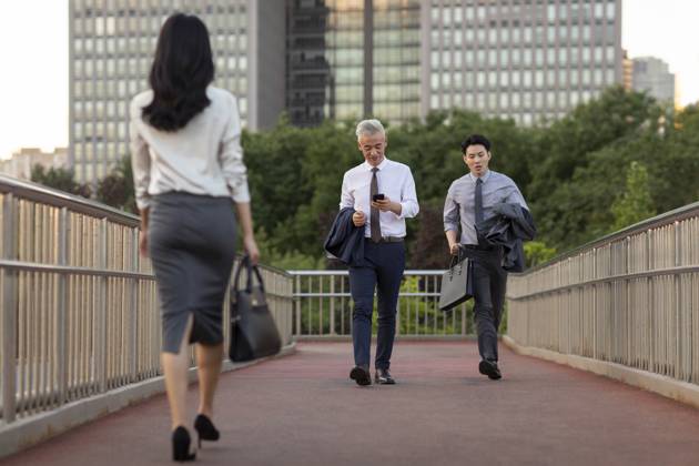 RECORD DATE NOT STATED Confident Chinese business people walking outdoors Beijing China Copyright: xLanexOateyx bji06780156