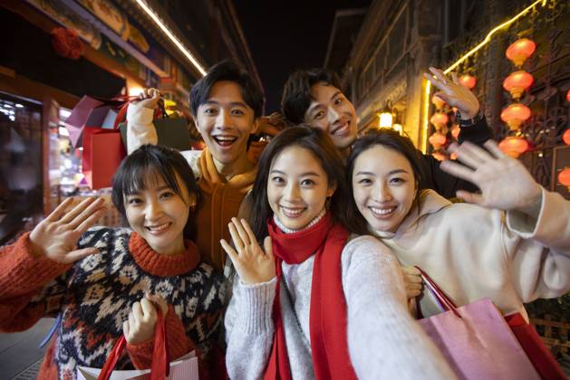 RECORD DATE NOT STATED Happy young Chinese friends shopping for Chinese New Year Beijing China Copyright: xLanexOateyx bji06860101