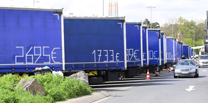 Bilder des Jahres 2023, News 04 April News Themen der Woche KW16 News Bilder des Tages LKW-Fahrer streiken weiter 23.04.2023 Für die Auszahlung des immer noch seit Monaten ausstehenden Lohns vom Arbeitgeber Spediteur streiken die osteuropäischen LKW-Fahrer weiterhin auf der Autobahn Rastanlage Gräfenhausen an der BAB A5 - auf der Plane steht der jeweilige Betrag für diesen LKW Fahrer Weiterstadt-Gräfenhausen Hessen Deutschland