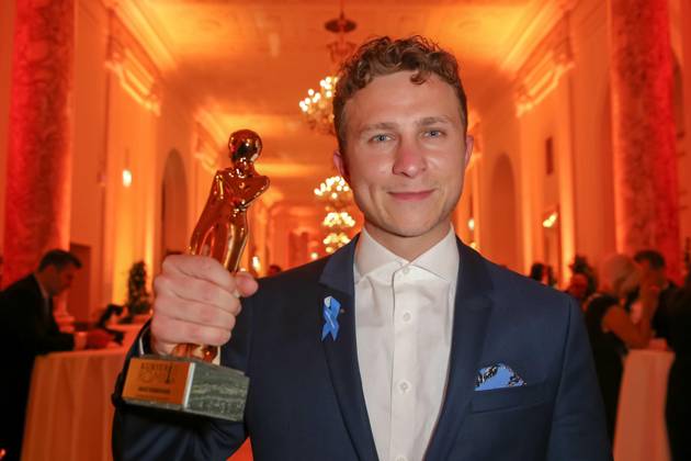 RECORD DATE NOT STATED 22.04.2023, Wiener Hofburg, ROMY - Film- u. TV-Preis, Gala-Verleihung des Fernseh-Preises von ORF u. KURIER im Bild: Max Hubacher, -mit d Award, ROMY - Film- u. TV-Preis
