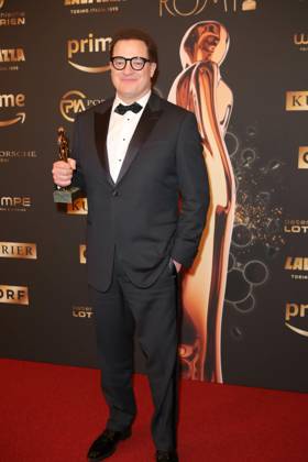 RECORD DATE NOT STATED 22.04.2023, Wiener Hofburg, ROMY - Film- u. TV-Preis, Gala-Verleihung des Fernseh-Preises von ORF u. KURIER im Bild: Brendan Fraser, -mit d Award, ROMY - Film- u. TV-Preis