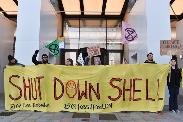 Bilder des Jahres 2023, News 04 April News Themen der Woche KW17 News Bilder des Tages April 24, 2023, London, England, United Kingdom: A group of eco-activists from Extinction Rebellion demonstrate outside Shell s headquarters on Belvedere Road. London United Kingdom - ZUMAk172 20230424_zip_k172_003 Copyright: xThomasxKrychx