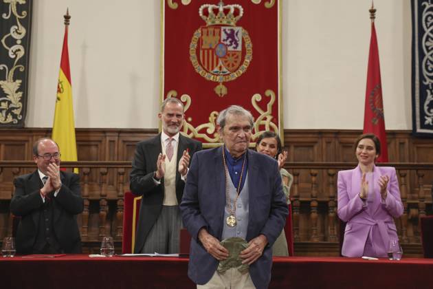 Entertainment Bilder des Tages Spanish King Felipe VI (2L), Queen Letizia (2R), Culture minister, Miquel Iceta (L) and Madrid region s president Isabel Diaz Ayuso (R) applaud Venezuelan poet Rafael Cadenas after receiving the Cervantes Award held in Alcala de Henares, Madrid, Spain on 24 April 2023. The Cervantes Award is the biggest prize in Spanish language. Venezuelan poet Rafael Cadenas receives the Cervantes Award !ACHTUNG: NUR REDAKTIONELLE NUTZUNG!  Copyright: xBallesterosx GRAF4633 20230424-08ebb8b4b264ad2d750fb313d6efa3155694327e