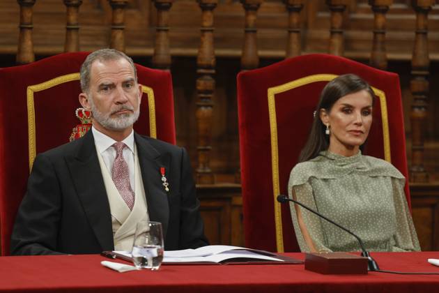 Spanish King Felipe VI (L) and Queen Letizia (R) during the deliver act of the Cervantes Award to Venezuelan poet Rafael Cadenas (not at the image) held in Alcala de Henares, Madrid, Spain on 24 April 2023. The Cervantes Award is the biggest prize in Spanish language. Venezuelan poet Rafael Cadenas receives the Cervantes Award !ACHTUNG: NUR REDAKTIONELLE NUTZUNG!  Copyright: xBallesterosx GRAF4629 20230424-9d7396a47fc28dd59cb8afe13824357bb15459bd