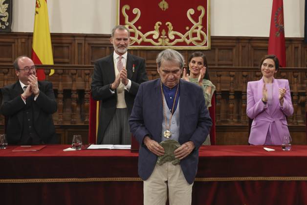 Spanish King Felipe VI (2L), Queen Letizia (2R), Culture minister, Miquel Iceta (L) and Madrid region s president Isabel Diaz Ayuso (R) applaud Venezuelan poet Rafael Cadenas after receiving the Cervantes Award held in Alcala de Henares, Madrid, Spain on 24 April 2023. The Cervantes Award is the biggest prize in Spanish language. Venezuelan poet Rafael Cadenas receives the Cervantes Award !ACHTUNG: NUR REDAKTIONELLE NUTZUNG!  Copyright: xBallesterosx GRAF4672 20230424-9f667a3400f9bc7ebbcbdb474e89e3f9de1ff4bd