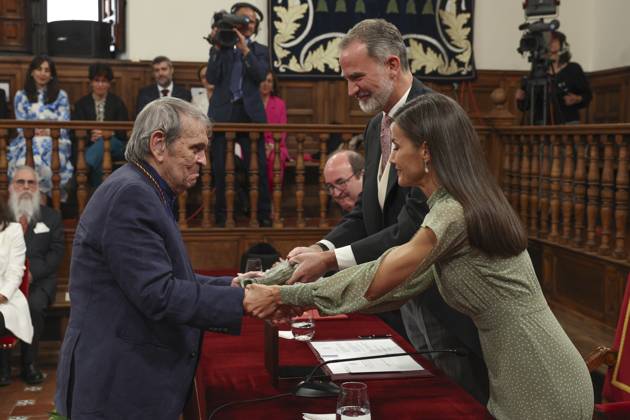 Spanish King Felipe VI (2R), Queen Letizia (R) and Culture minister, Miquel Iceta (3L) delive to Venezuelan poet Rafael Cadenas the Cervantes Award held in Alcala de Henares, Madrid, Spain on 24 April 2023. The Cervantes Award is the biggest prize in Spanish language. Venezuelan poet Rafael Cadenas receives the Cervantes Award !ACHTUNG: NUR REDAKTIONELLE NUTZUNG!  Copyright: xBallesterosx GRAF4673 20230424-27e4473efa74e5fdf3e182f44926089c2eaef5a8