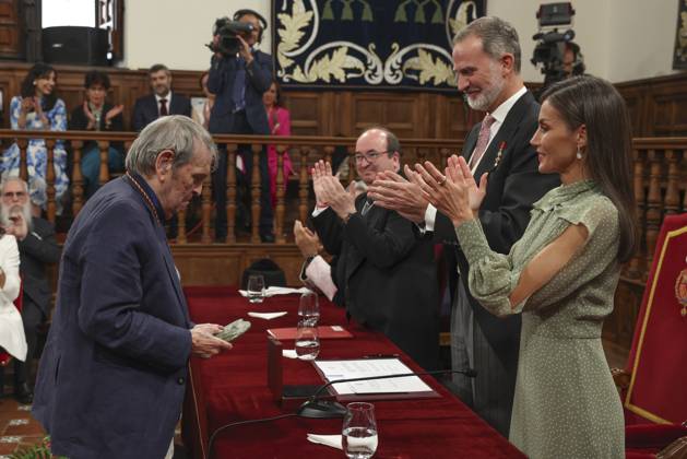 Spanish King Felipe VI (2R), Queen Letizia (R) and Culture minister, Miquel Iceta (3L) give to Venezuelan poet Rafael Cadenas the Cervantes Award held in Alcala de Henares, Madrid, Spain on 24 April 2023. The Cervantes Award is the biggest prize in Spanish language. Venezuelan poet Rafael Cadenas receives the Cervantes Award !ACHTUNG: NUR REDAKTIONELLE NUTZUNG!  Copyright: xBallesterosx GRAF4668 20230424-aa931687a1f4f6b14ace2c17b39651e0dfe6bbb1