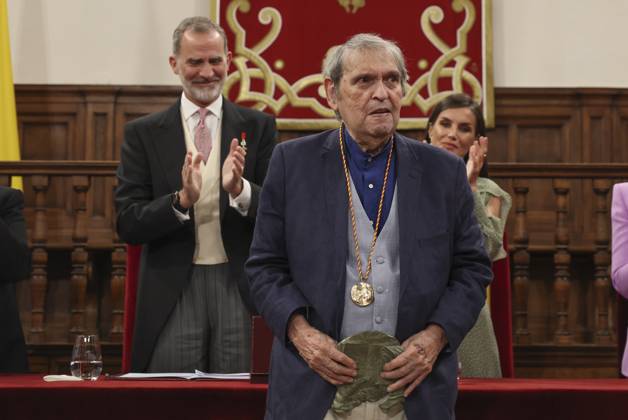 Spanish King Felipe VI (L) and Queen Letizia (R) applaud Venezuelan poet Rafael Cadenas after receiving the Cervantes Award held in Alcala de Henares, Madrid, Spain on 24 April 2023. The Cervantes Award is the biggest prize in Spanish language. Venezuelan poet Rafael Cadenas receives the Cervantes Award !ACHTUNG: NUR REDAKTIONELLE NUTZUNG!  Copyright: xBallesterosx GRAF4670 20230424-364eb7d5ffb5fdbb0219ec4e9147f1d847400e4b