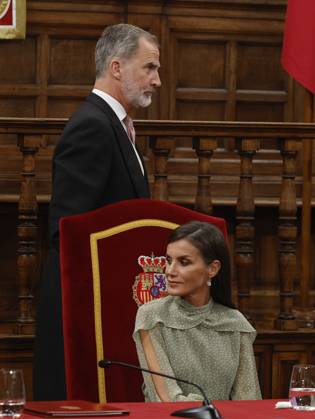 Spanish King Felipe VI (back) and Queen Letizia (frent) during the delivering act of Cervantes Award to Venezuelan poet Rafael Cadenas (not at the image) held in Alcala de Henares, Madrid, Spain on 24 April 2023. The Cervantes Award is the biggest prize in Spanish language. Venezuelan poet Rafael Cadenas receives the Cervantes Award !ACHTUNG: NUR REDAKTIONELLE NUTZUNG!  Copyright: xBallesterosx GRAF4696 20230424-ecf50c6a87c6662497473654e4f4d5c9d6b948ca