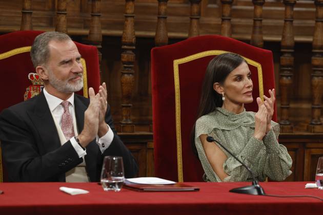 Spanish King Felipe VI (L) and Queen Letizia (R) during the delivering act of Cervantes Award to Venezuelan poet Rafael Cadenas (not at the image) held in Alcala de Henares, Madrid, Spain on 24 April 2023. The Cervantes Award is the biggest prize in Spanish language. Venezuelan poet Rafael Cadenas receives the Cervantes Award !ACHTUNG: NUR REDAKTIONELLE NUTZUNG!  Copyright: xBallesterosx GRAF4698 20230424-642c22a16fc9bbbdb27dbc20d3d6deebb6d04d41