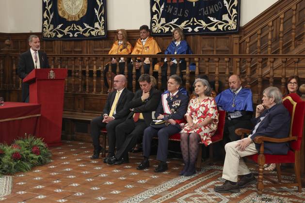 Spanish King Felipe VI (L) gives a speech during the delivering act of Cervantes Award to Venezuelan poet Rafael Cadenas (R) held in Alcala de Henares, Madrid, Spain on 24 April 2023. The Cervantes Award is the biggest prize in Spanish language. Venezuelan poet Rafael Cadenas receives the Cervantes Award !ACHTUNG: NUR REDAKTIONELLE NUTZUNG!  Copyright: xBallesterosx GRAF4701 20230424-013973e665dcd4b0ae207c7fe12a9628eec0a51a