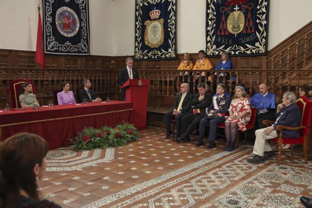 Spanish King Felipe VI (4L) gives a speech during the delivering act of Cervantes Award to Venezuelan poet Rafael Cadenas (R) held in Alcala de Henares, Madrid, Spain on 24 April 2023. The Cervantes Award is the biggest prize in Spanish language. Venezuelan poet Rafael Cadenas receives the Cervantes Award !ACHTUNG: NUR REDAKTIONELLE NUTZUNG!  Copyright: xBallesterosx GRAF4700 20230424-e2580c686067ce37d36363f65247804800088b3c