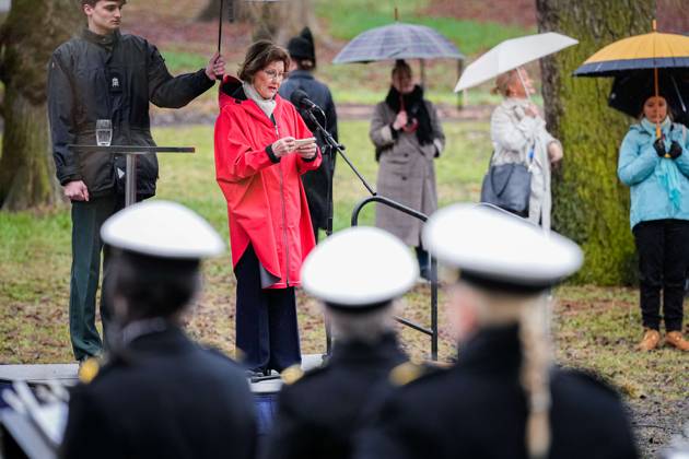 Oslo 20230424 Queen Sonja gives a speech when Louise Bourgeois 1911-2010s spider-like sculpture Maman 1999 is unveiled during an official opening event in Slottsparken Oslo Norway xx  Copyright: xBeatexOmaxDahlex 4802SrFrKAk 4802SrFrKAk