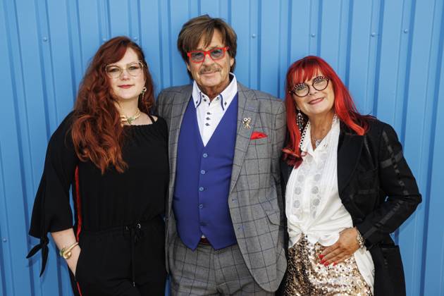 24.04.2023. Düsseldorf. SAT 1-Ikone Jörg Draeger (Geh aufs Ganze) bei der Wahl zum Goldenen Blogger. Hier mit Tochter Cinzia (li.) und Ehefrau Petra (re.). Düsseldorf Medien Hafen, Rudas Club Nordrhein-Westfalen Deutschland