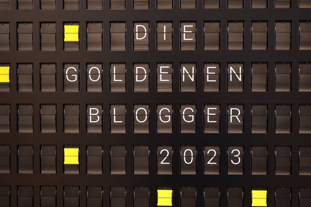 Das Logo von Die Goldenen Blogger 2023 auf einer Anzeigetafel bei der Wahl zu den Goldenen Bloggern 2023 im Rudas Club (Themenbild, Symbolbild). Düsseldorf, 24.04.2023 NRW Deutschland Copyright: xChristophxHardtx