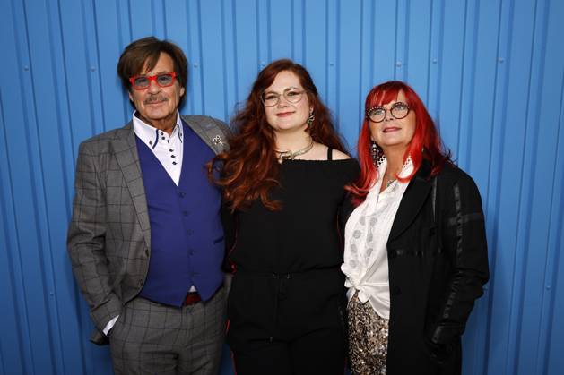 Fernsehmoderator Jörg Draeger (Geh aufs Ganze) mit Tochter Cinzia-Paulina Draeger und Ehefrau Petra Draeger (r.) bei der Wahl zu den Goldenen Bloggern 2023 im Rudas Club. Düsseldorf, 24.04.2023 NRW Deutschland Copyright: xChristophxHardtx