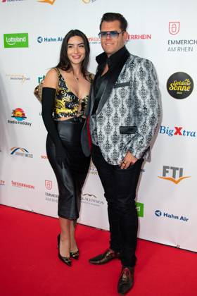 Dennis SCHICK, TV Darsteller, mit Freundin Liliana, Roter Teppich, Red Carpet Show, Ankunft, arrival, Die Goldene Sonne 2023, am 22.04.2023 im Wunderland Kalkar,