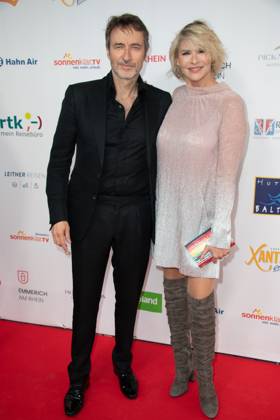 Guido BROSCHEIT, Schauspieler, mit Barbara KLEIN, Roter Teppich, Red Carpet Show, Ankunft, arrival, Die Goldene Sonne 2023, am 22.04.2023 im Wunderland Kalkar,