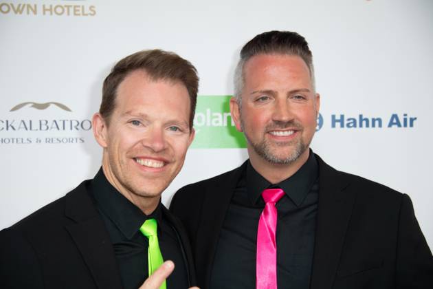 Thomas Tom REESE und Andreas Andi ROBITZKY, Saenger, Gesangsduo Neon, Roter Teppich, Red Carpet Show, Ankunft, arrival, Die Goldene Sonne 2023, am 22.04.2023 im Wunderland Kalkar,