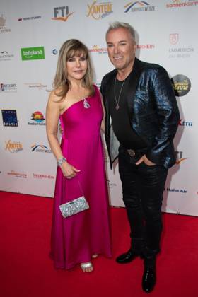 Deborah SASSON, Saengerin, Musical-Star, Uwe KROEGER, Kröger, Saenger, Musical-Star Roter Teppich, Red Carpet Show, Ankunft, arrival, Die Goldene Sonne 2023, am 22.04.2023 im Wunderland Kalkar,