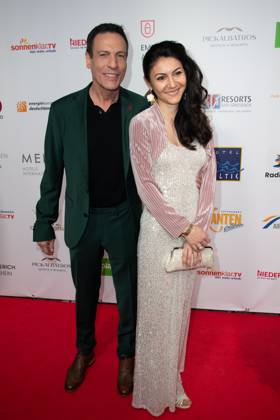 Harald REITINGER und Frau Sue, Roter Teppich, Red Carpet Show, Ankunft, arrival, Die Goldene Sonne 2023, am 22.04.2023 im Wunderland Kalkar,