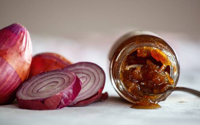 IMAGO Creative, Food, Pickled Onions Konfitüre aus roter Zwiebelmarmelade, die mit Zwiebeln oder Schalotten zubereitet werden kann.