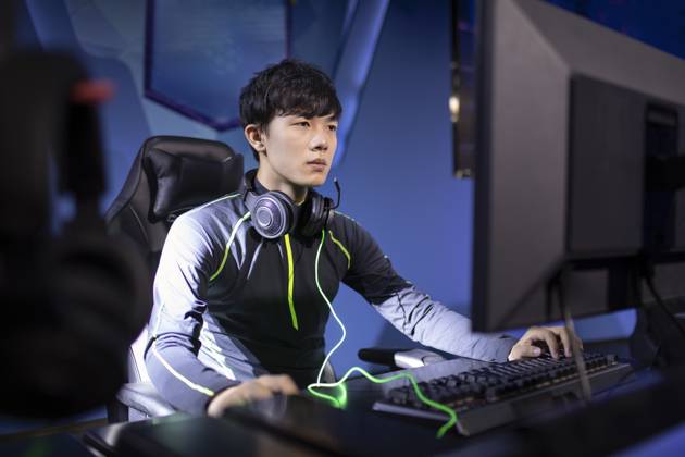 Young Chinese man playing esports Beijing China Copyright: xLianxFeix bji06060032