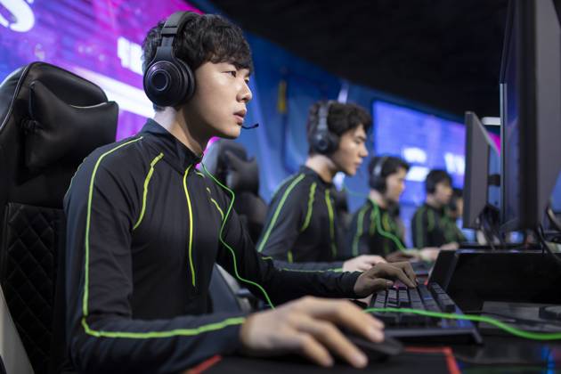 Young Chinese men playing esports Beijing China Copyright: xLianxFeix bji06060057