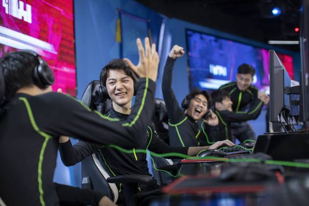 Young Chinese men playing esports Beijing China Copyright: xLianxFeix bji06060072