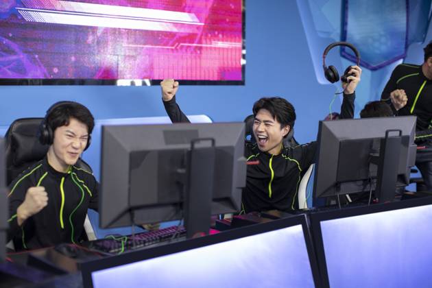 Young Chinese men playing esports Beijing China Copyright: xLianxFeix bji06060074