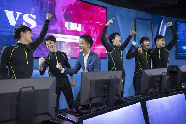 Young Chinese men playing esports Beijing China Copyright: xLianxFeix bji06060082