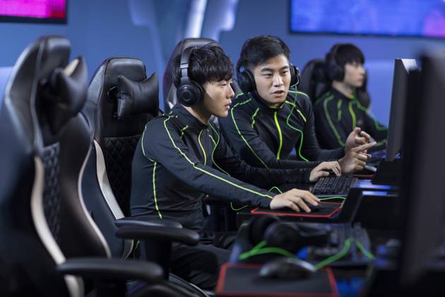 Young Chinese men playing esports Beijing China Copyright: xLianxFeix bji06060103