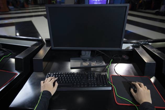 Young Chinese man playing esports Beijing China Copyright: xLianxFeix bji06060107