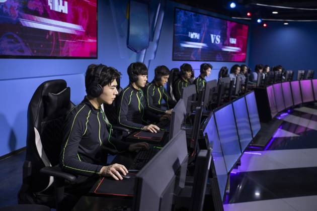 Young Chinese men playing esports Beijing China Copyright: xLianxFeix bji06060129