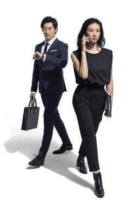 Confident Chinese business people walking Beijing China Copyright: xLanexOateyx bji06460296