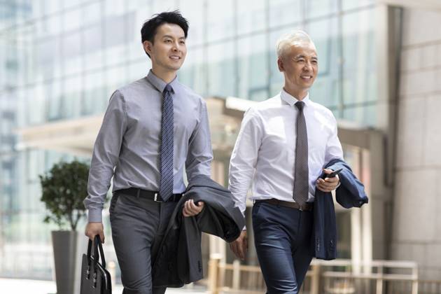 Confident Chinese business people walking outdoors Beijing China Copyright: xLanexOateyx bji06780040