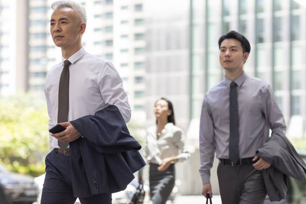 Confident Chinese business people walking outdoors Beijing China Copyright: xLanexOateyx bji06780045