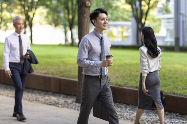 Confident Chinese business people walking outdoors Beijing China Copyright: xLanexOateyx bji06780127