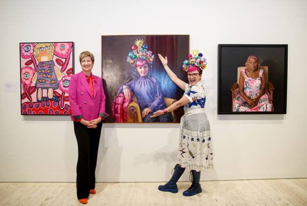 ARCHIBALD PACKING ROOM PRIZE 2023, Artist Andrea Huelin and with comedian Cal Wilson and her Archibald Packing Room Prize portrait at the Art Gallery of NSW, Sydney Thursday, April 27, 2023. ( NO ARCHIVING, EDITORIAL USE ONLY, NO USE IN BOOKS WITHOUT CONSENT SYDNEY NSW AUSTRALIA  Copyright: xNIKKIxSHORTx 20230427001791331091