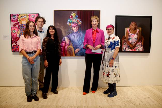 ARCHIBALD PACKING ROOM PRIZE 2023, Packing room judges Timothy Dale, Monica Rudhar and Alexis Wildman with Artist Andrea Huelin and comedian Cal Wilson and her Archibald Packing Room Prize portrait at the Art Gallery of NSW, Sydney Thursday, April 27, 2023. ( NO ARCHIVING, EDITORIAL USE ONLY, NO USE IN BOOKS WITHOUT CONSENT SYDNEY NSW AUSTRALIA  Copyright: xNIKKIxSHORTx 20230427001791333861