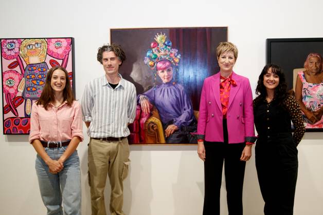 ARCHIBALD PACKING ROOM PRIZE 2023, Packing room judges Timothy Dale, Alexis Wildman, and Monica Rudhar with Artist Andrea Huelin and her portrait of comedian Cal Wilson which has won the Archibald Packing Room Prize at the Art Gallery of NSW, Sydney Thursday, April 27, 2023. ( NO ARCHIVING, EDITORIAL USE ONLY, NO USE IN BOOKS WITHOUT CONSENT SYDNEY NSW AUSTRALIA  Copyright: xNIKKIxSHORTx 20230427001791334449