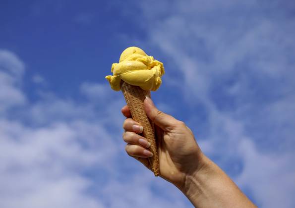 27.04.2023, Eistüte mit Mango-Eis aus einer Allgäuer Eisdiele. 27.04.2023, Eistüte 27.04.2023, Eistüte