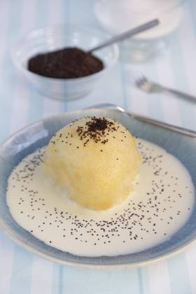 IMAGO Creative: Food, Mohn Schwäbische Küche, süße Dampfnudeln mit Vanillesoße und Mohn, Sauce, aufgezogene Dampfnudel auf Teller, Hefeteig, Hefegebäck, vegetarisch, Süßspeise, Nachtisch, Dessert, Nachspeise, Dessert, backen, typisch Schwäbisch neu interpretiert, Traditionsküche, hinten Glasschalen, Zucker, Kuchengabeln, Foodfotografie, Studio, Deutschland, Europa Copyright: imageBROKER/KatharinaxHild ibxkah08151034.jpg
